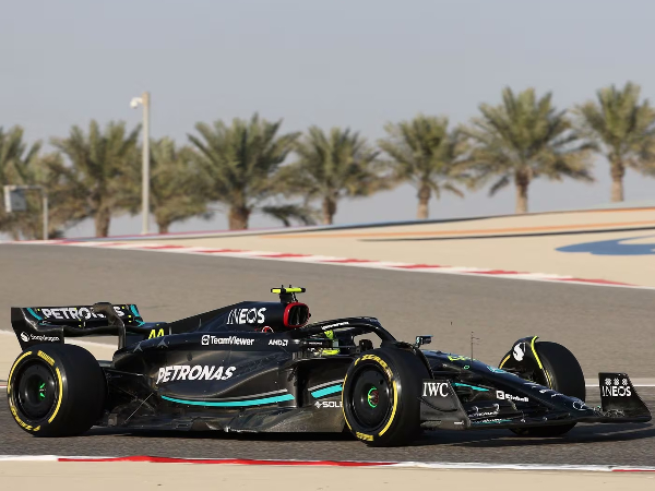 WhatsApp sponsori tim F1 Mercedes