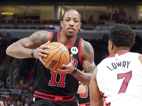 DeMar DeRozan (kiri) mencetak 23 poin saat Chicago Bulls mengalahkan Miami Heat 102-97. (Foto: AP)