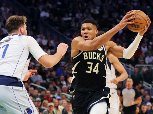 Giannis Antetokounmpo (kanan) mencetak 40 poin saat Milwaukee Bucks mengalahkan Dallas Mavericks 132-125. (Foto: Reuters)