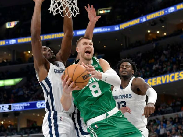 Kristaps Porzingis (tengah) mencetak 26 poin saat Boston Celtics menang 102-100 atas Memphis Grizzlies. (Foto: AP)