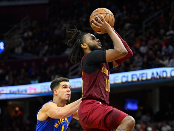 Darius Garland (kanan) mencetak 26 poin saat Cleveland Cavaliers meraih kemenangan 121-109 atas juara bertahan Denver Nuggets. (Foto: Reuters)