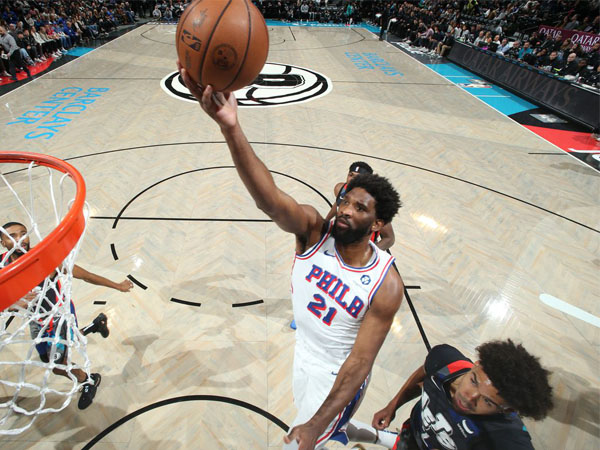 Joel Embiid mengoleksi 32 poin, 12 rebound dan sembilan assist saat Philadelphia 76ers mengalahkan Brooklyn Nets 121-99. (Foto: AFP)