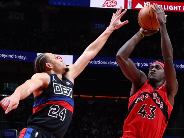 Pascal Siakam (kanan) mencetak 23 poin saat Toronto Raptors mengalahkan Detroit Pistons 142-113. (Foto: AP)