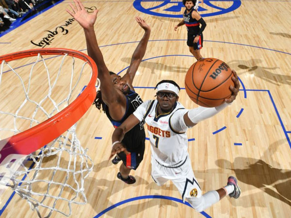 Reggie Jackson (kanan) mencetak 21 poin saat Denver Nuggets mengalahkan Detroit Pistons 107-103. (Foto: AFP)