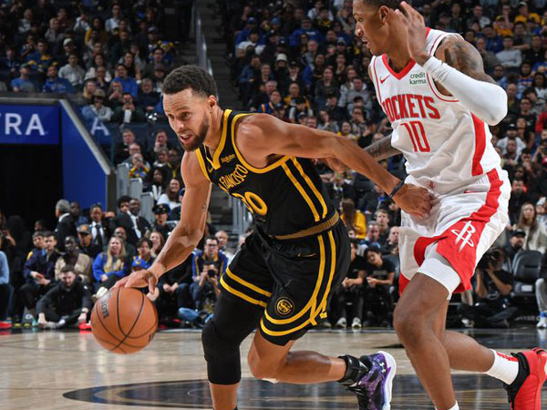 Stephen Curry (kiri) mencetak 32 poin saat Golden State Warriors menang 121-116 atas Houston Rockets. (Foto: Reuters)