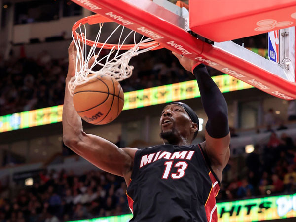 Bam Adebayo mencetak 23 poin dan 11 rebound saat Miami Heat menghempaskan tuan rumah Chicago Bulls 118-100. (Foto: AP)