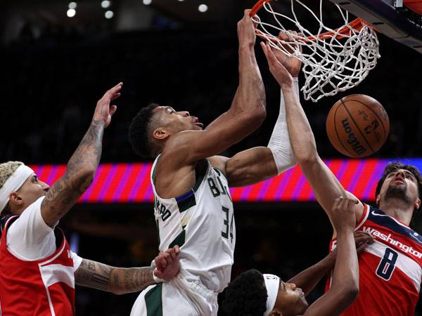 Giannis Antetokounmpo (tengah) mencetak 42 poin saat Milwaukee Bucks menang 142-129 atas Washington Wizards. (Foto: Reuters)