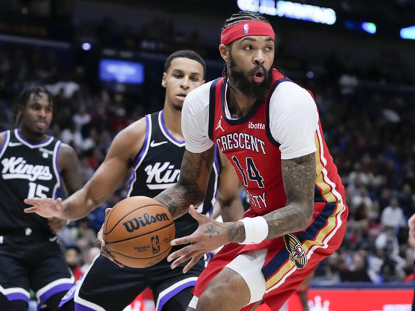 Brandon Ingram (kanan) mencetak 31 poin saat New Orleans Pelicans menang 129-93 atas Sacramento Kings. (Foto: AP)