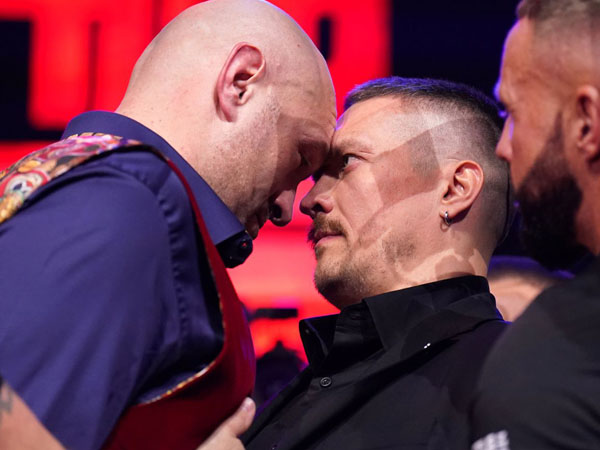 Oleksandr Usyk (kanan) dan Tyson Fury berhadapan langsung pekan lalu dalam konferensi pers untuk secara resmi mengumumkan pertarungan mereka. (Foto: Boxingnews24)
