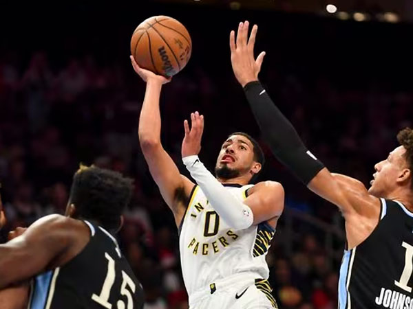Tyrese Haliburton (tengah) mencetak 37 poin dan 16 assist saat Indiana Pacers mengalahkan Atlanta Hawks 157-152. (Foto: Reuters)