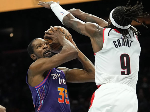 Kevin Durant (kiri) mencetak 31 poin saat Phoenix Suns mengalahkan Portland Trail Blazers 120-107. (Foto: AP)