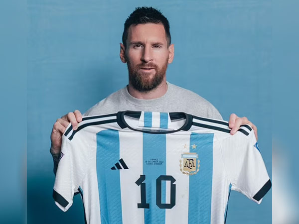 Lionel Messi memamerkan salah satu jersey yang dia kenakan di Piala Dunia 2022 yang akan dilelang oleh rumah lelang Sotheby's di New York. (Foto: Daily Mail)