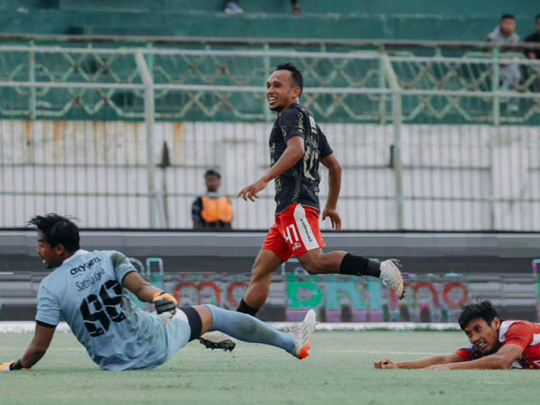 Winger Bali United, Irfan Jaya mencetak gol ke gawang Madura United