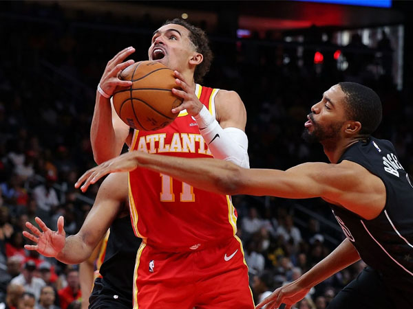 Trae Young (kiri) mencetak 43 poin, 14 poin dalam babak overtime saat Atlanta Hawks mengalahkan Brooklyn Nets 147-145. (Foto: Reuters)