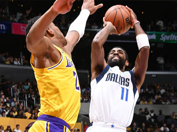 Kyrie Irving (kanan) mencetak 28 poin saat Dallas Mavericks meraih kemenangan 104-101 atas tuan rumah Los Angeles Lakers. (Foto: Reuters)