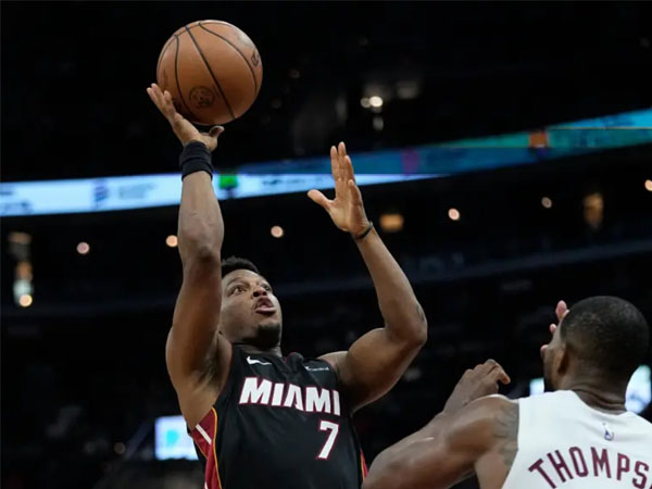 Kyle Lowry (kiri) mencetak 28 poin dan Miami Heat mengalahkan Cleveland Cavaliers 129-96. (Foto: AP)