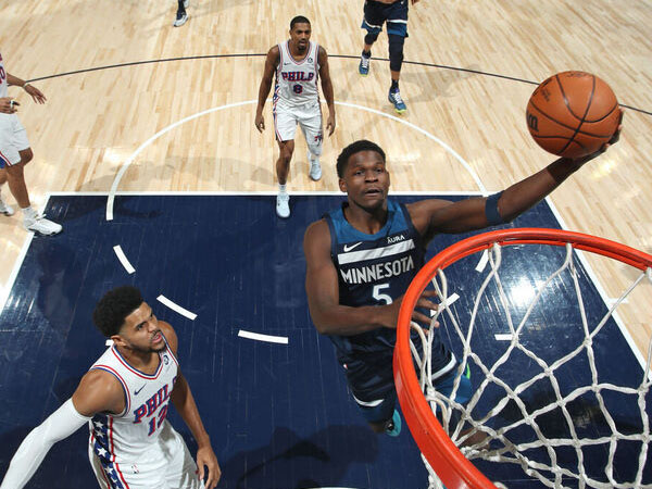 Anthony Edwards (kanan) mencetak 31 poin saat Minnesota Timberwolves meraih kemenangan 112-99 atas Philadelphia 76ers. (Foto: AFP)