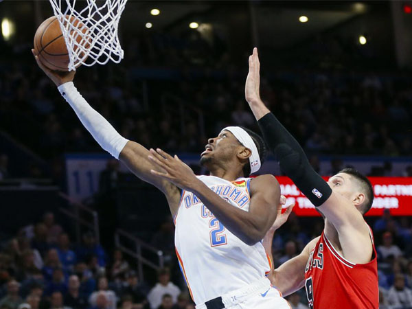 Shai Gilgeous-Alexander (kiri) mencetak 40 poin dan 12 assist saat Oklahoma City Thunder mengalahkan Chicago Bulls 116-102. (Foto: Reuters)