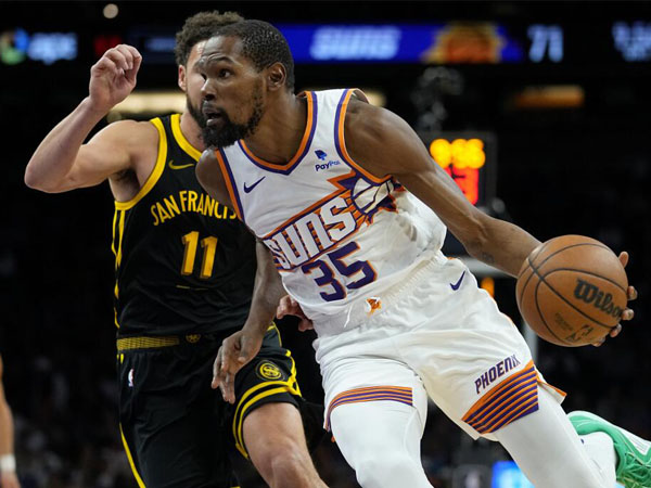 Kevin Durant mencetak 32 poin saat Phoenix Suns menang 123-115 atas Golden State Warriors. (Foto: AP)