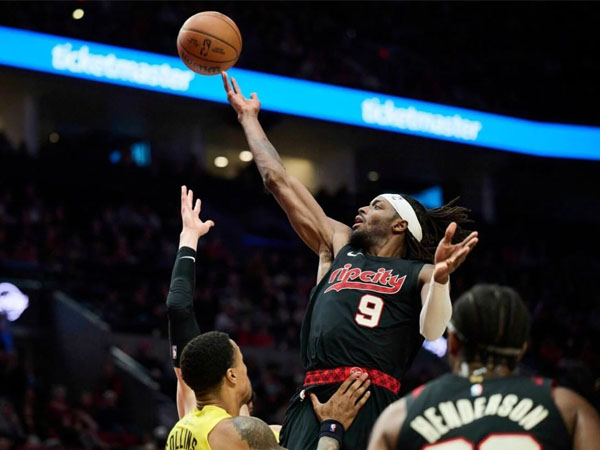 Jerami Grant (kanan) mencetak 30 poin saat Portland Trail Blazers menang 121-105 atas Utah Jazz. (Foto: Reuters)