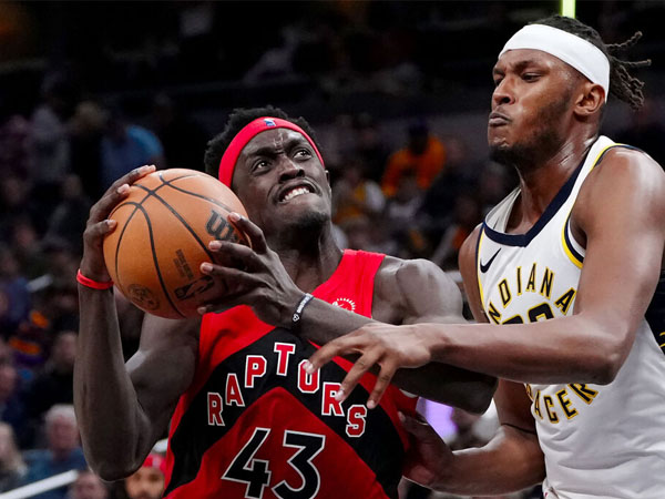 Pascal Siakam (kiri) mencetak 36 poin dan 10 rebound saat Toronto Raptors mengalahkan Indiana Pacers 132-131. (Foto: AP)