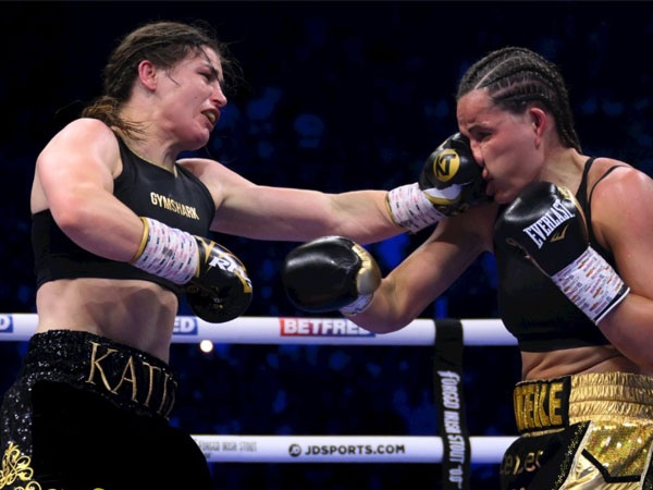 Katie Taylor (kiri) mendaratkan pukulan ke muka Chantelle Cameron dalam pertemuan pertama mereka pada Mei lalu. (Foto: Boxingnews24)