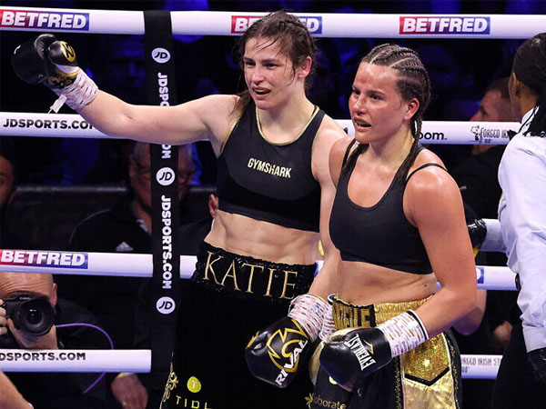 Katie Taylor (kiri) dan Chantelle Cameron setelah pertarungan pertama mereka enam bulan lalu. (Foto: Boxingnews24)