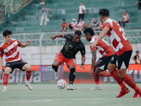 Pemain Bali United, Eber Bessa dikawal pemain Madura United