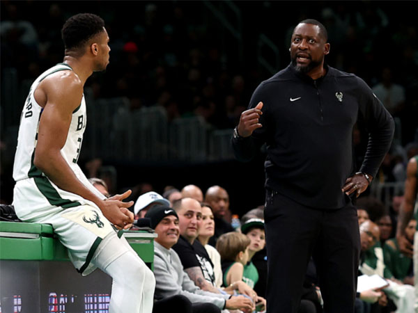 Giannis Antetokounmpo tampak berdiskusi panjang lebar pelatih Adrian Griffin saat sang pemain hendak digantikan di pertengahan kuarter ketiga. (Foto: AP)
