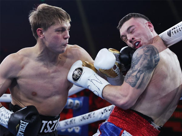 Nikita Tszyu (kiri) bangkit setelah dijatuhkan di ronde pembuka untuk menang TKO atas Dylan Biggs di ronde kelima. (Foto: The Australian Digest)