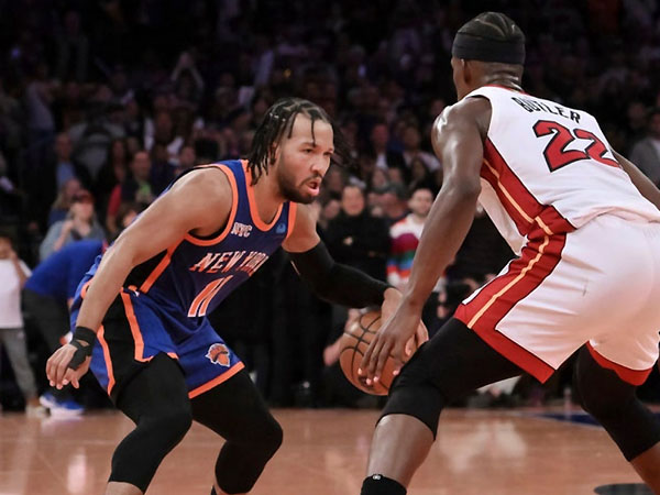 Jalen Brunson (kiri) mencetak 24 poin saat New York Knicks mengalahkan Miami Heat 100-98. (Foto: AP)
