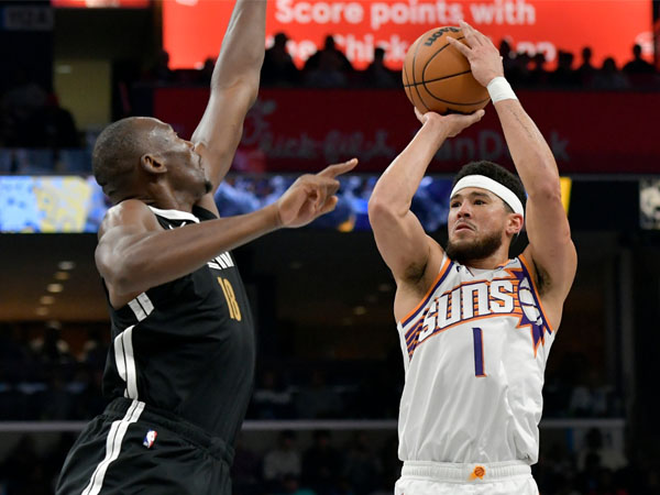 Devin Booker (kanan) mencetak 40 poin saat Phoenix Suns mengalahkan Memphis Grizzlies 110-89. (Foto: Reuters)