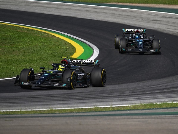 Mercedes akan berusaha keras unggul Ferrari di GP Abu Dhabi.
