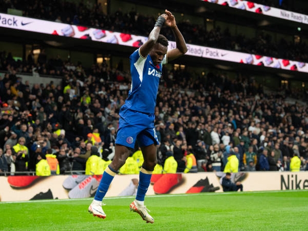 Nicolas Jackson meniru selebrasi khas dari Cristiano Ronaldo