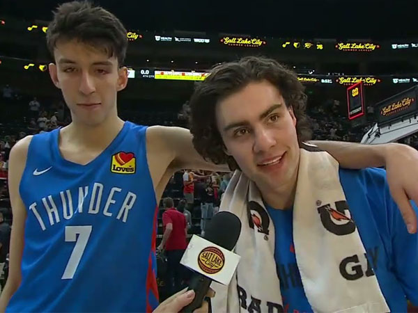 Sama-sama berusia muda, Chet Holmgren (kiri) dan Josh Giddey akrab di dalam maupun di luar lapangan. (Foto: Fox Sports)