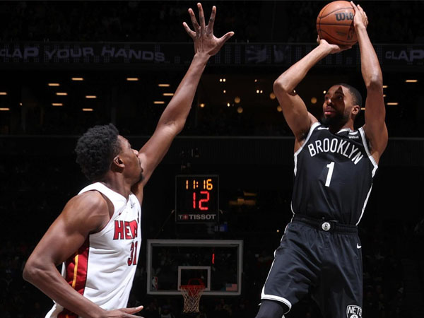 Mikal Bridges (kanan) mencetak 24 poin saat Brooklyn Nets mengalahkan Miami Heat 112-97. (Foto: AP)