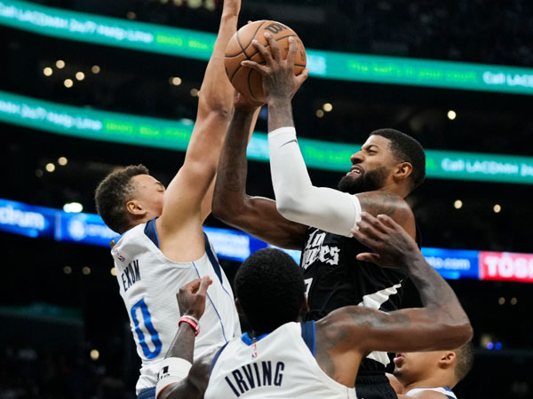 Paul George (kanan) mencetak 25 poin saat Los Angeles Clippers mengalahkan Dallas Mavericks 107-88. (Foto: AP)