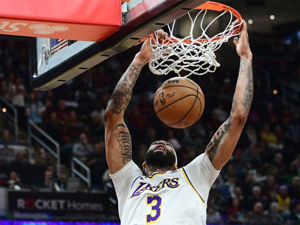 Anthony Davis mencetak 32 poin saat Los Angeles Lakers mengalahkan Cleveland Cavaliers 121-115. (Foto: AP)