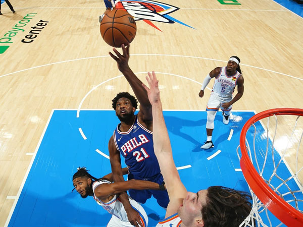 Joel Embiid (tengah) membukukan 35 poin, 11 rebound dan sembilan assist saat Philadelphia 76ers mengalahkan Oklahoma City Thunder 127-123. (Foto: AFP)