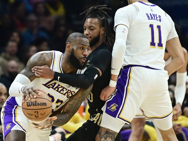 LeBron James emosional saat kembali berlaga di Cleveland.