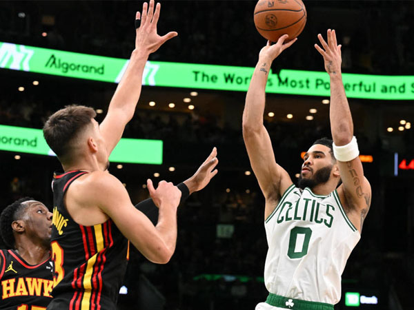 Jayson Tatum (kanan) mencetak 34 poin saat Boston Celtics mengalahkan Atlanta Hawks 113-103. (Foto: AP)