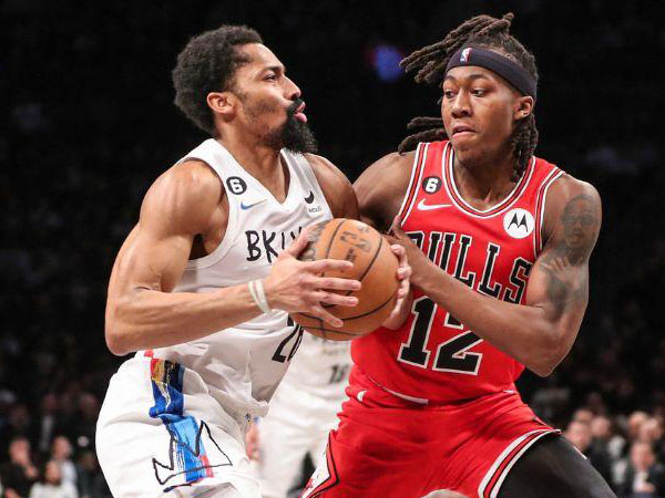 Spencer Dinwiddie (kiri) mencetak 24 poin saat Brooklyn Nets menang 118-109 atas Chicago Bulls. (Foto: AP)