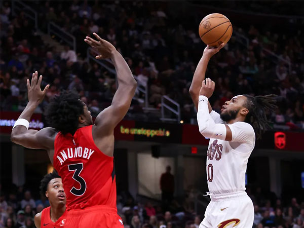 Darius Garland (kanan) mengemas 24 poin dan delapan assist saat Cleveland Cavaliers meraih kemenangan 105-102 atas Toronto Raptors. (Foto: AP)