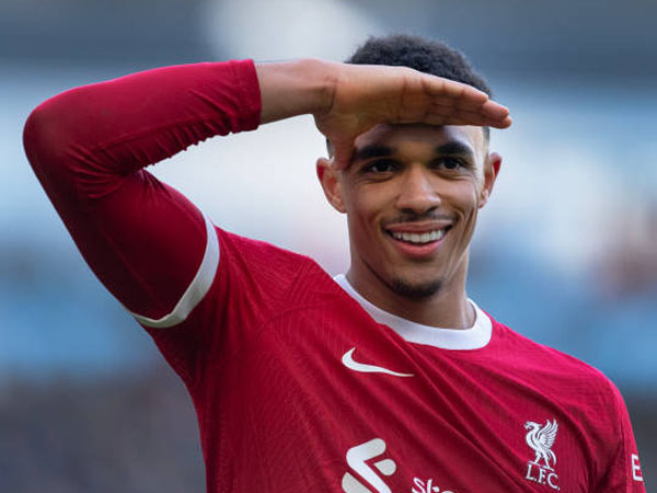 Jamie Carragher Tentang Potensi Pemindahan Posisi Trent Alexander-Arnold