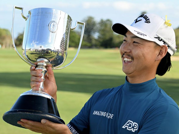 Min Woo Lee berpose dengan trofi Australian PGA Championship 2023. (Foto: PGA Australia)