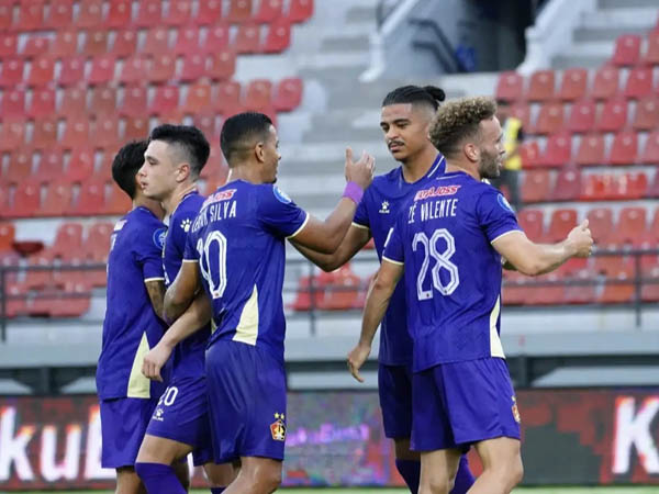 Para pemain Persik Kediri merayakan gol yang dicetak Anderson do Nascimento ke gawang Arema FC