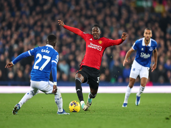 Kobbie Mainoo mendapatkan pujian dari Roy Keane, usai tampil apik di kemenangan 3-0 Manchester United atas Everton tadi malam (26/11) / via Getty Images
