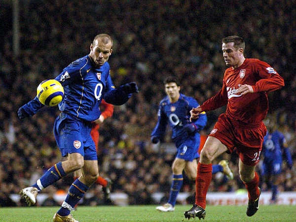 Bek Liverpool, Jamie Carragher (kanan), berhadapan dengan Freddie Ljungberg dari Arsenal pada November 2004 silam