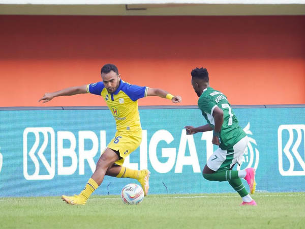 Pemain Barito Putera, Rizky Pora mendapat kartu merah di laga kontra PSS Sleman