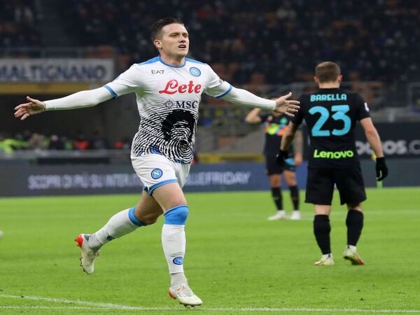 Inter Milan disebut mulai mendekati perwakilan Piotr Zielinski untuk memabahas potensi transfer gratisan sang gelandang di musim panas tahun depan / via Getty Images